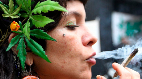 fumer un joint de cannabis