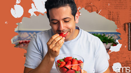 un homme mange des fraises infusées au CBD