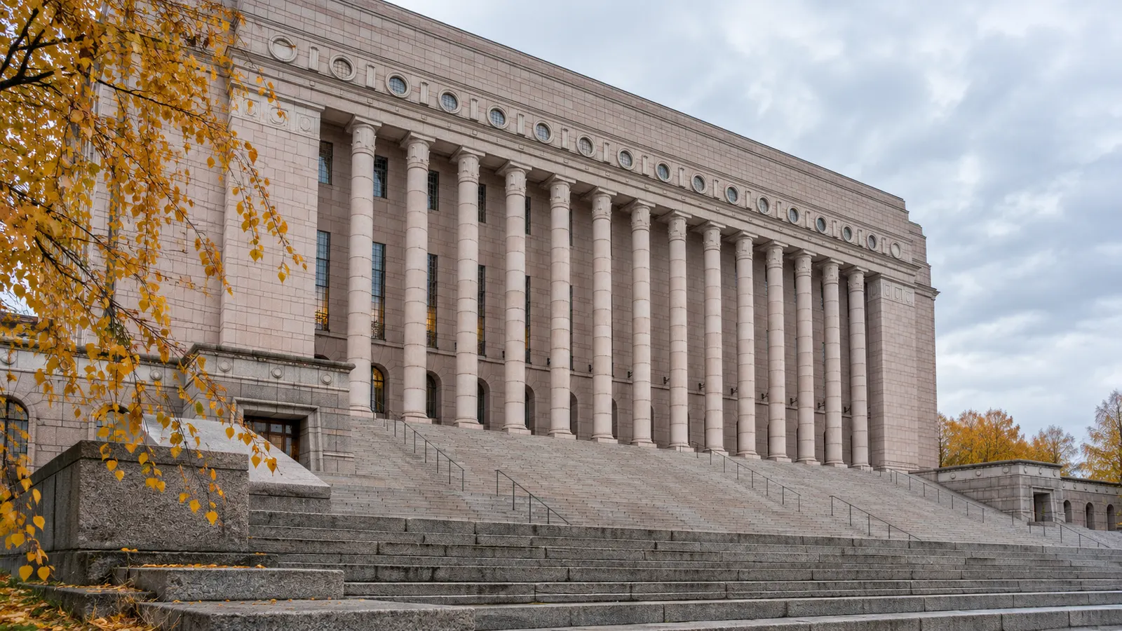 Helsinki'de bulutlu bir sonbahar sabahında Finlandiya Parlamento Binası.