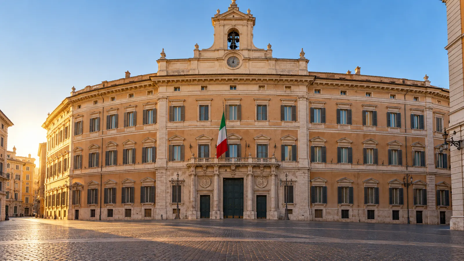 Den italienske parlamentsbygning ser ud over en tom piazza i varmt morgenlys.