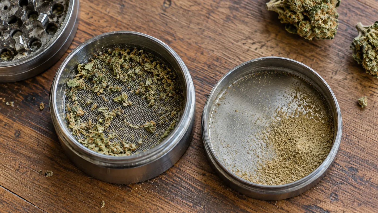 Sökülmüş metal öğütücü; ağ süzgecini ve toplama haznesindeki kief tozunu gösteriyor.